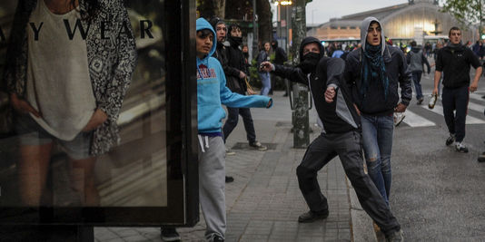 Espagne: incidents entre police et jeunes manifestants à Madrid