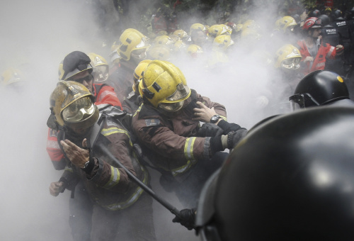 Affrontements entre pompiers et forces de répression à Barcelone