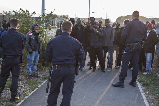 Human Rights Watch dénonce les violences policières contre les migrants à Calais
