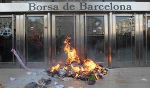 Procès de Laura et d’Eva à cause de la performance face à la Bourse de Barcelone le 29 mars 2012, journée de Grève générale