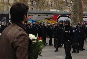 La police a parqué et brutalisé des manifestants non-violents à Paris